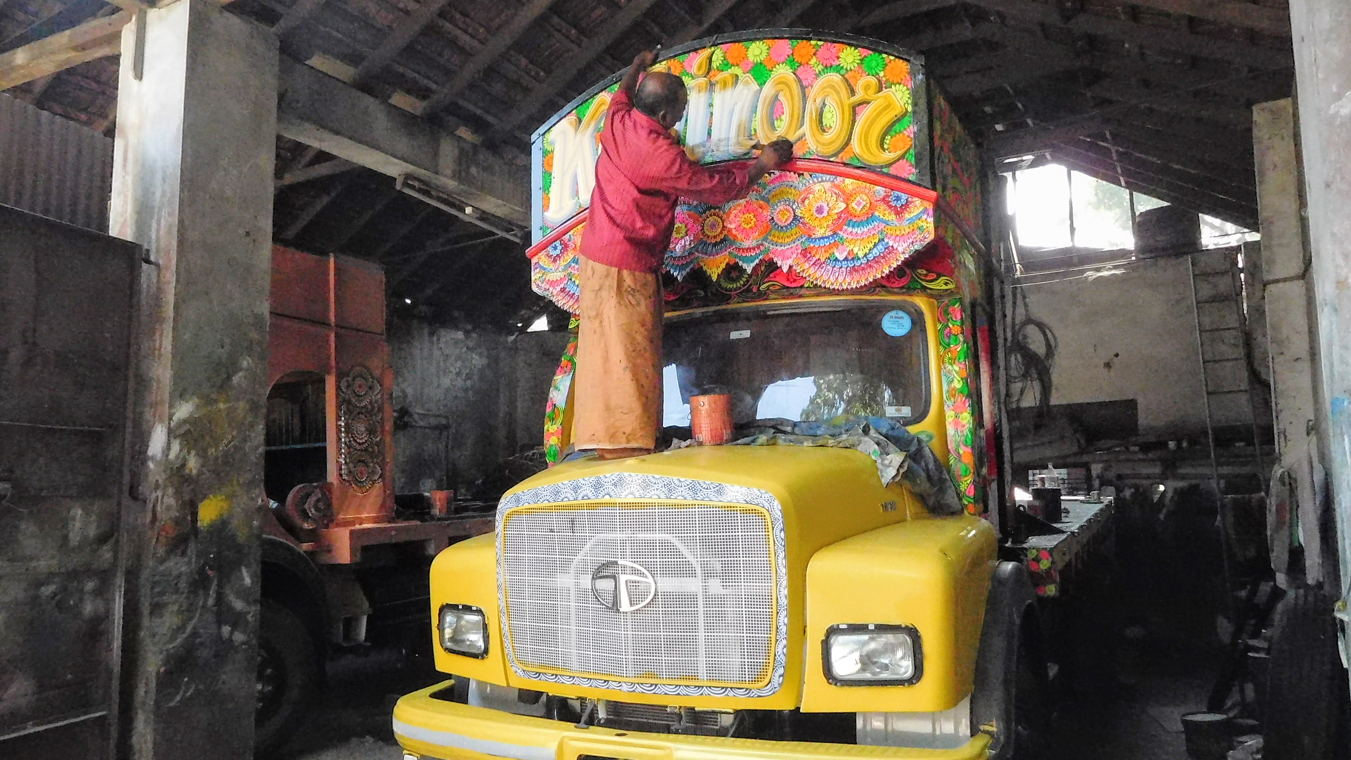 artisan painting kerala truck art
